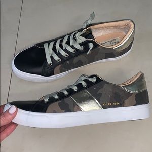 NWOT Fashion sneaker vintage camo